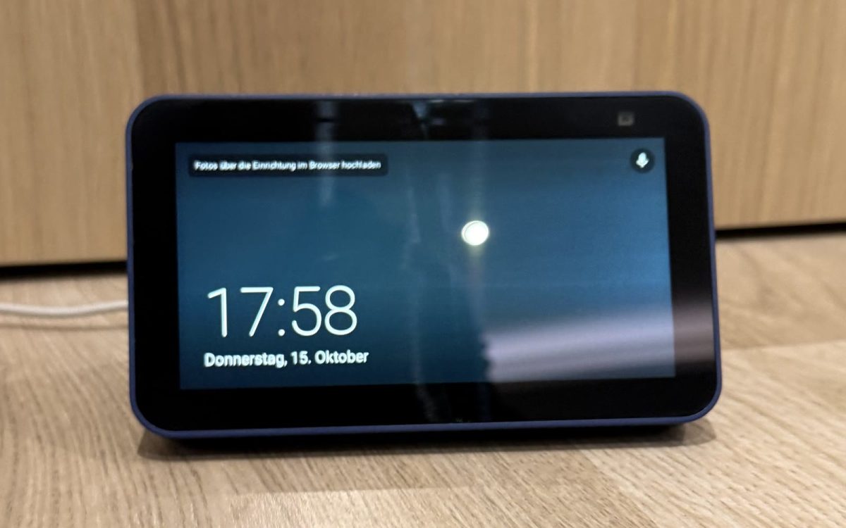 Echo Show 5 mit HomeVoice: große Uhr und Datum auf dem Display